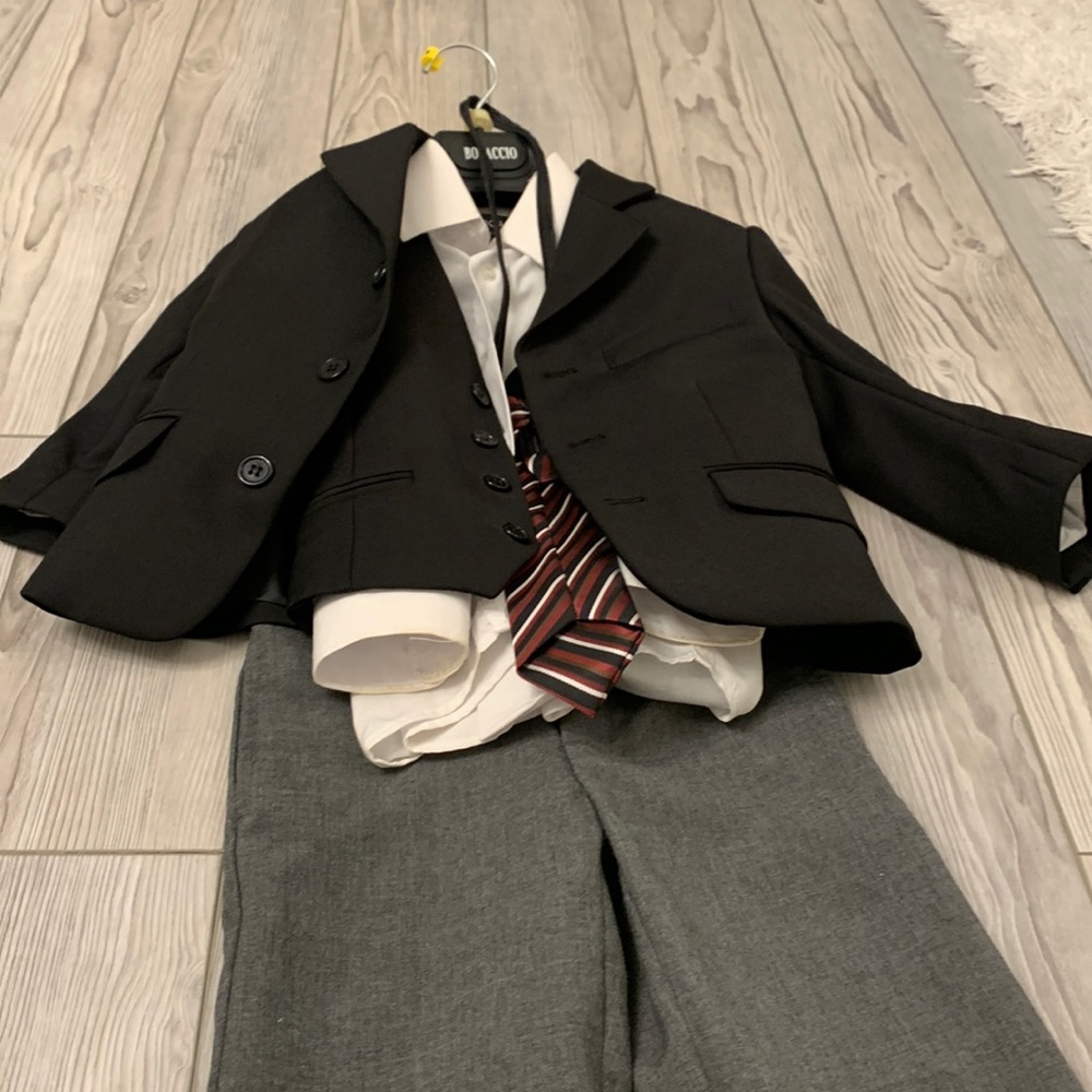 Boys 4 piece suit. Great condition. Size 4